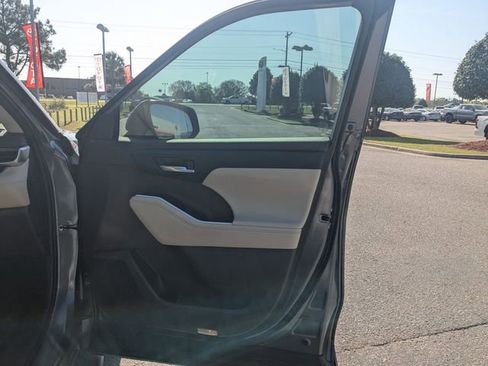 Used 2022 Toyota Highlander XLE FWD image 32
