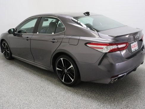 Used 2018 Toyota Camry XSE image 9