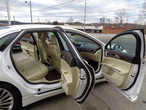 Used 2013 Lincoln MKZ image 19