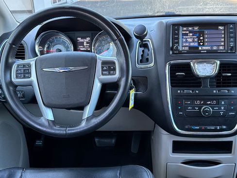 Used 2013 Chrysler Town & Country Touring FWD image 14