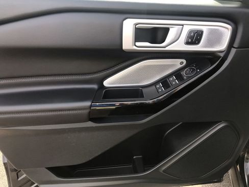 Used 2023 Ford Explorer Platinum w/ Technology Package image 13