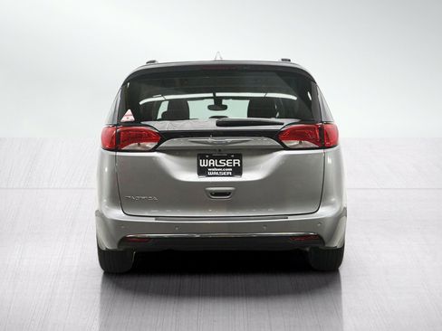 Used 2018 Chrysler Pacifica Touring-L FWD image 4