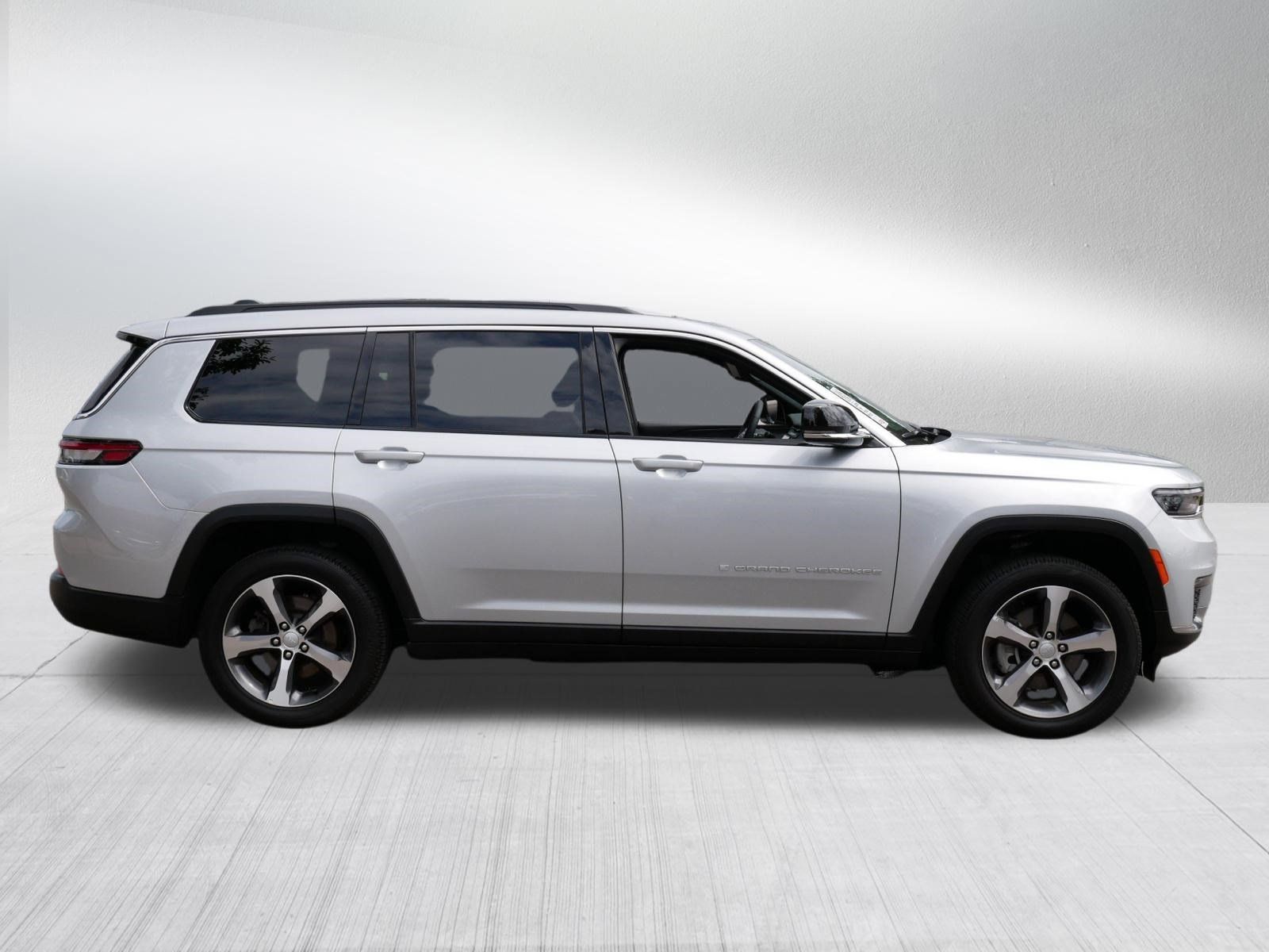 Used 2025 Jeep Grand Cherokee L Limited w/ Trailer Tow Package AWD/4WD image 8