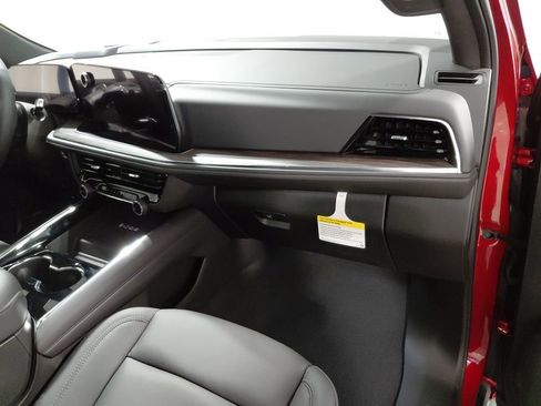 New 2026 Chevrolet Suburban Z71 w/ Z71 Off-Road Package AWD/4WD image 24