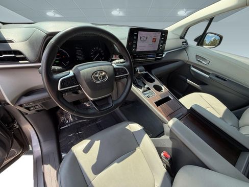 Used 2021 Toyota Sienna XLE FWD image 4