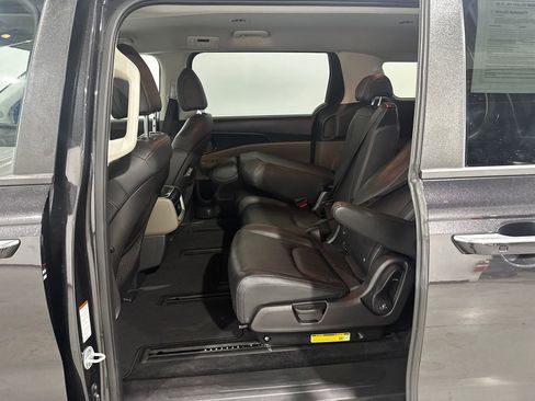 Used 2025 Kia Carnival FWD image 19