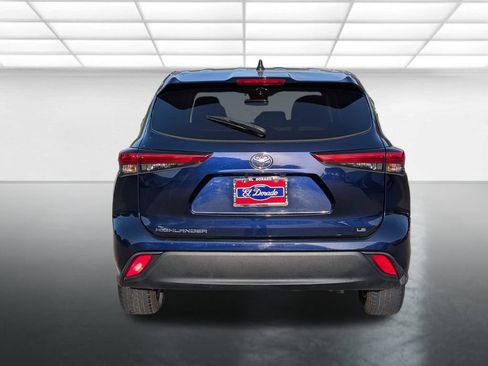 Used 2022 Toyota Highlander LE FWD image 25