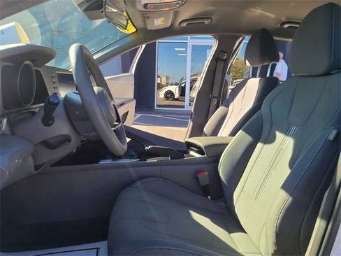 Used 2023 Hyundai Elantra SEL image 14