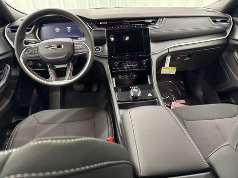 Used 2025 Jeep Grand Cherokee Laredo X image 12