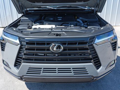 Used 2024 Lexus GX 550 w/ Cold Area Package image 8