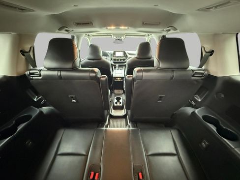 Used 2021 Toyota Highlander XLE image 29