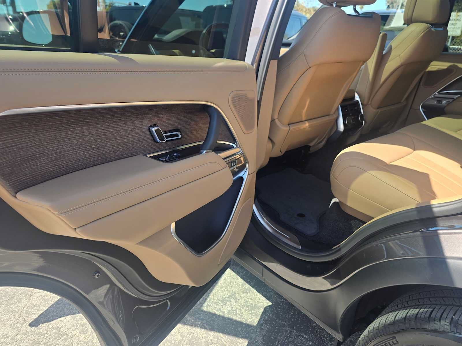 Used 2025 Land Rover Range Rover SE AWD/4WD image 15