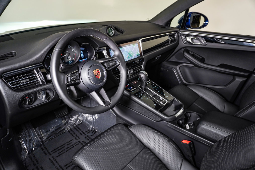 Certified 2026 Porsche Macan AWD/4WD image 4