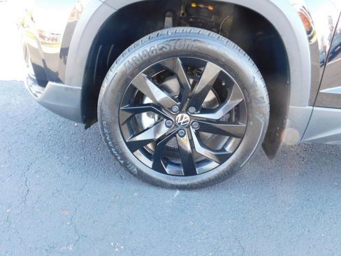 Used 2022 Volkswagen Taos SE w/ Panoramic Sunroof Package image 12