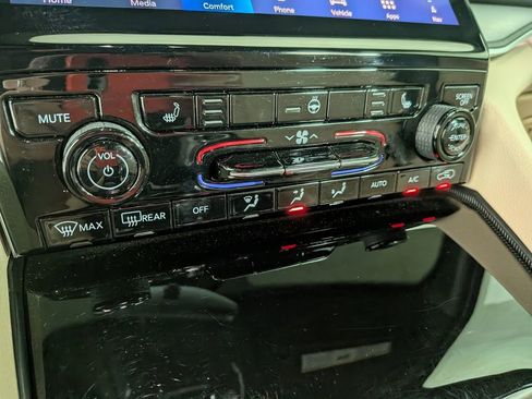 Used 2024 Jeep Grand Cherokee L Limited image 29