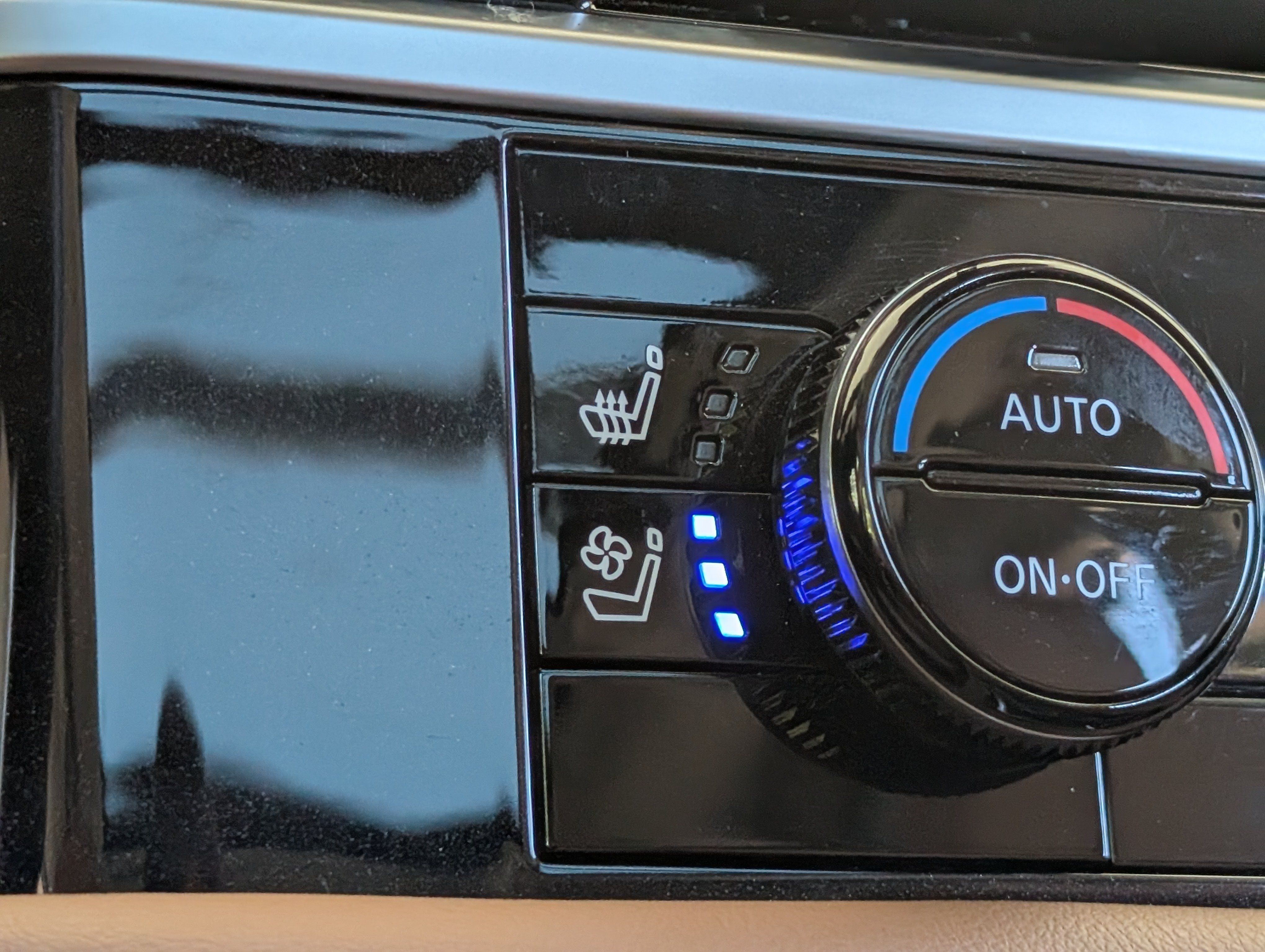 Used 2025 Nissan Pathfinder Platinum w/ Cargo Package FWD image 37