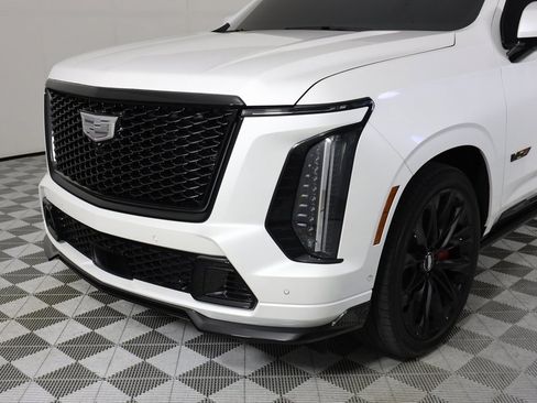 Used 2025 Cadillac Escalade V w/ LPO, ONYX Package image 46