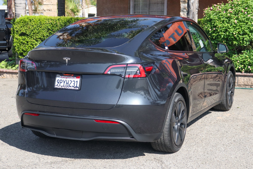 Used 2025 Tesla Model Y Long Range RWD image 9