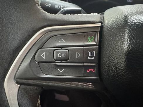 Used 2025 Jeep Grand Cherokee Altitude AWD/4WD image 17