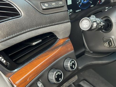 Used 2017 Cadillac Escalade Premium Luxury image 32