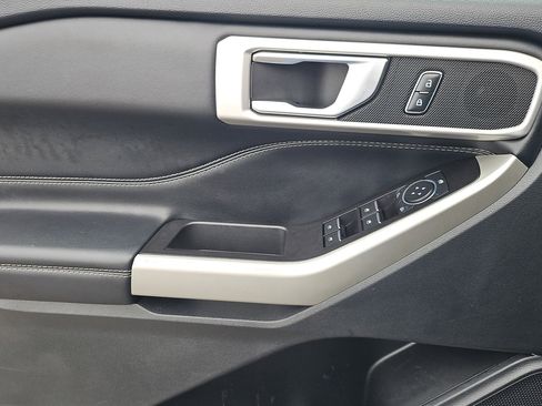Used 2022 Ford Explorer XLT w/ Equipment Group 202A image 12