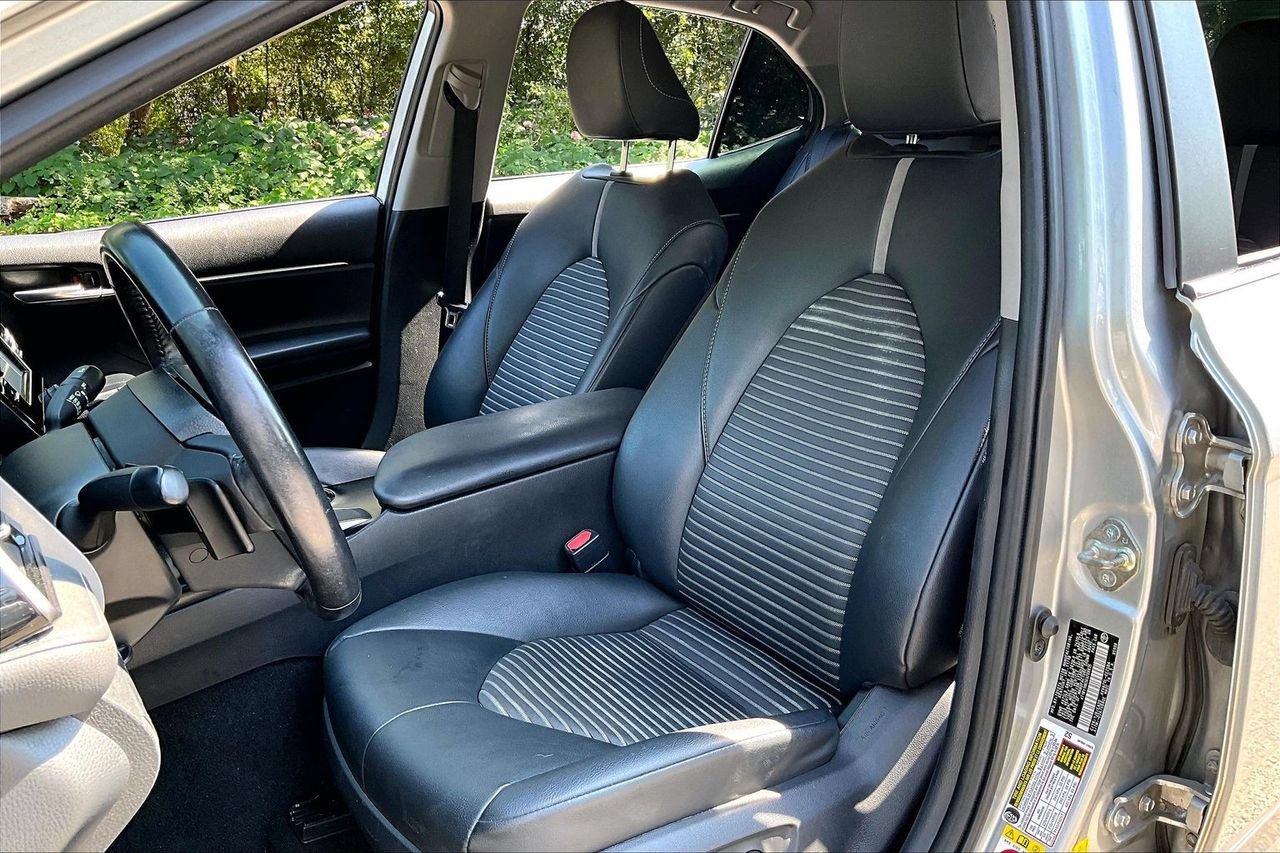 Used 2019 Toyota Camry SE FWD image 18