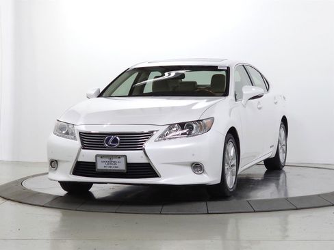 Used 2014 Lexus ES 300h w/ Luxury Package w/Bamboo Trim FWD image 3