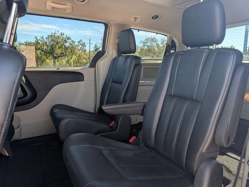 Used 2016 Chrysler Town & Country Touring image 12