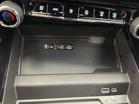 Used 2025 Chevrolet Suburban Z71 AWD/4WD image 19