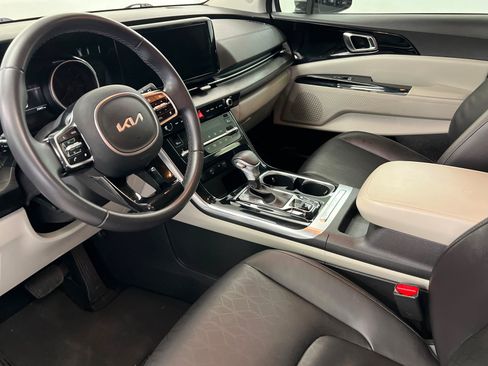 Used 2024 Kia Carnival EX FWD image 15