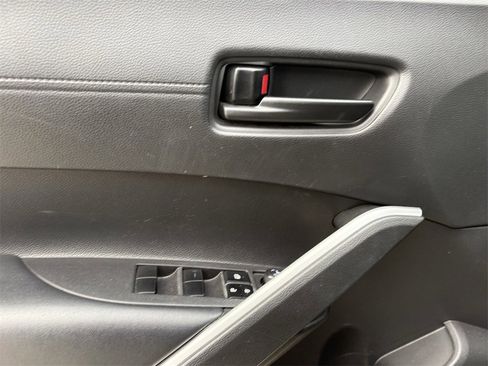 Used 2022 Toyota Corolla Cross LE image 11