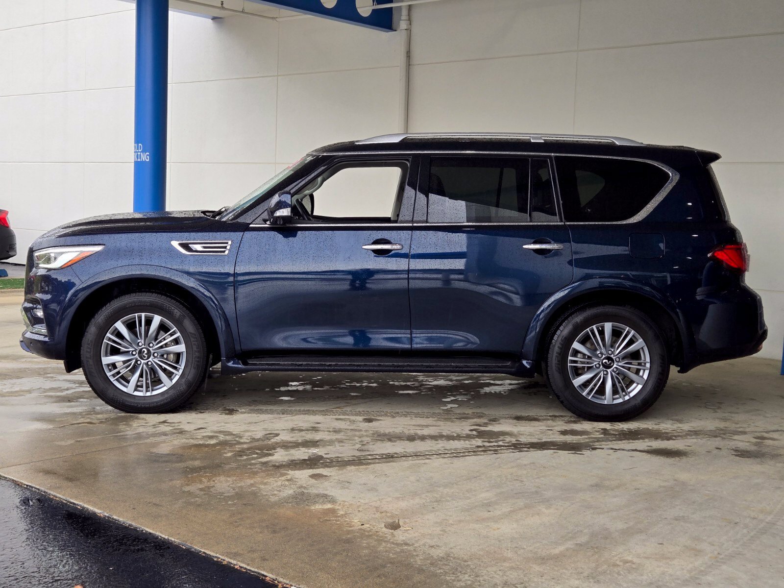 Used 2024 INFINITI QX80 Luxe AWD/4WD image 2