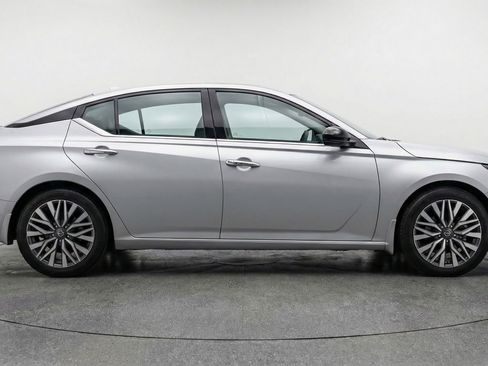 Used 2025 Nissan Altima 2.5 SV image 11