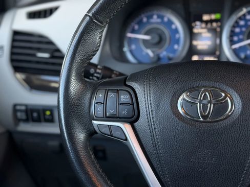 Used 2019 Toyota Sienna XLE w/ XLE Navigation Package image 27