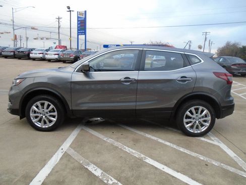 Used 2021 Nissan Rogue Sport S image 9