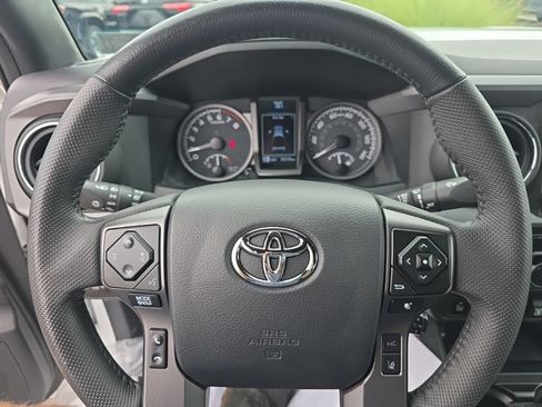Used 2023 Toyota Tacoma TRD Off-Road w/ Technology Package AWD/4WD image 13