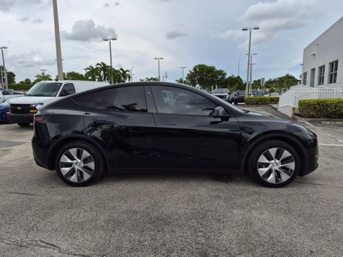Used 2024 Tesla Model Y Long Range AWD/4WD image 4