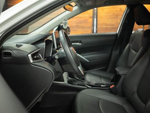 Used 2023 Toyota Corolla Cross XLE w/ Convenience Package FWD image 9