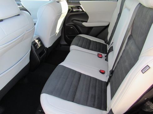 New 2025 Mitsubishi Outlander SE image 8