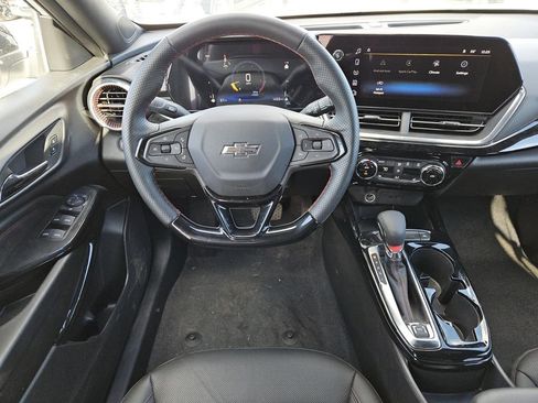 Used 2025 Chevrolet Trax RS w/ Driver Confidence Package image 10