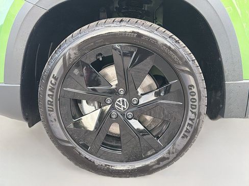 New 2026 Volkswagen Taos SE FWD image 38