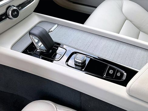 Certified 2026 Volvo V60 B5 Cross Country Plus w/ Protection Package Premier image 17