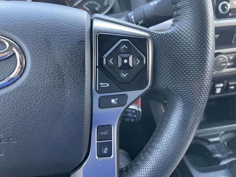 Used 2022 Toyota Tacoma SR5 w/ Technology Package image 33