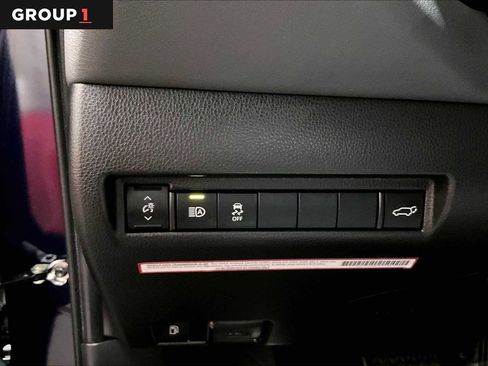 Certified 2021 Toyota Venza LE image 33