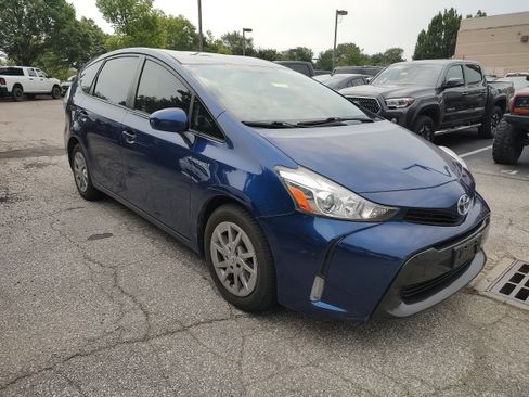 Used 2017 Toyota Prius V Three w/ Carpet Mat Package FWD image 3