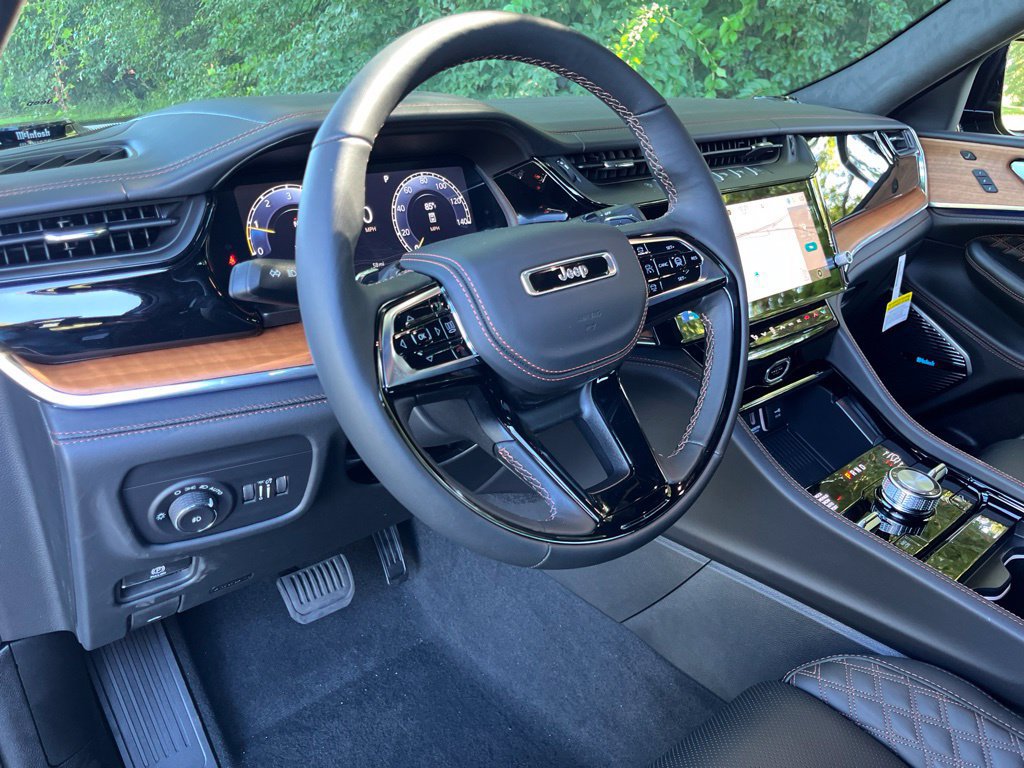 New 2026 Jeep Grand Cherokee Summit w/ Obsidian Package AWD/4WD image 3