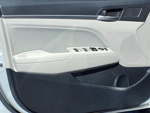 Used 2017 Hyundai Elantra SE image 19