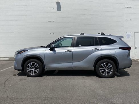 Certified 2024 Toyota Highlander XLE FWD image 2