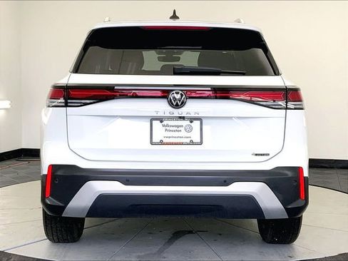 Used 2025 Volkswagen Tiguan S w/ 18" Wheel Package image 4