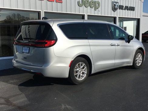Used 2024 Chrysler Pacifica Touring-L FWD image 3